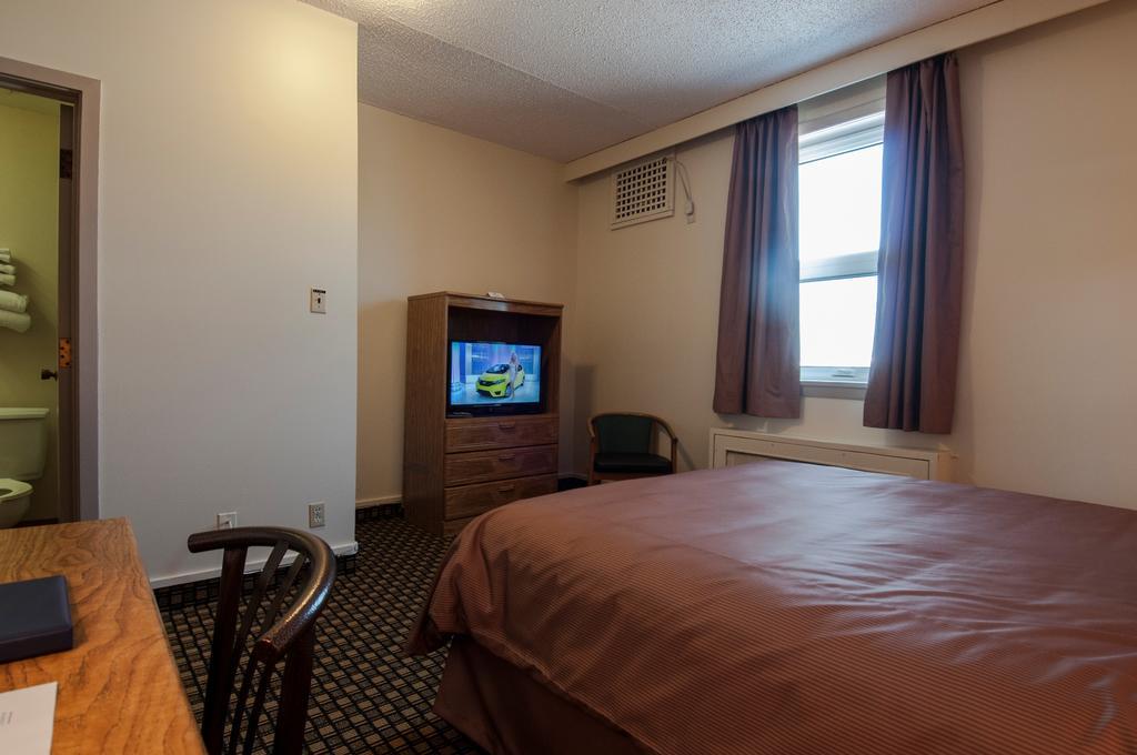 Motel Assiniboine Gordon On The Park 2*
