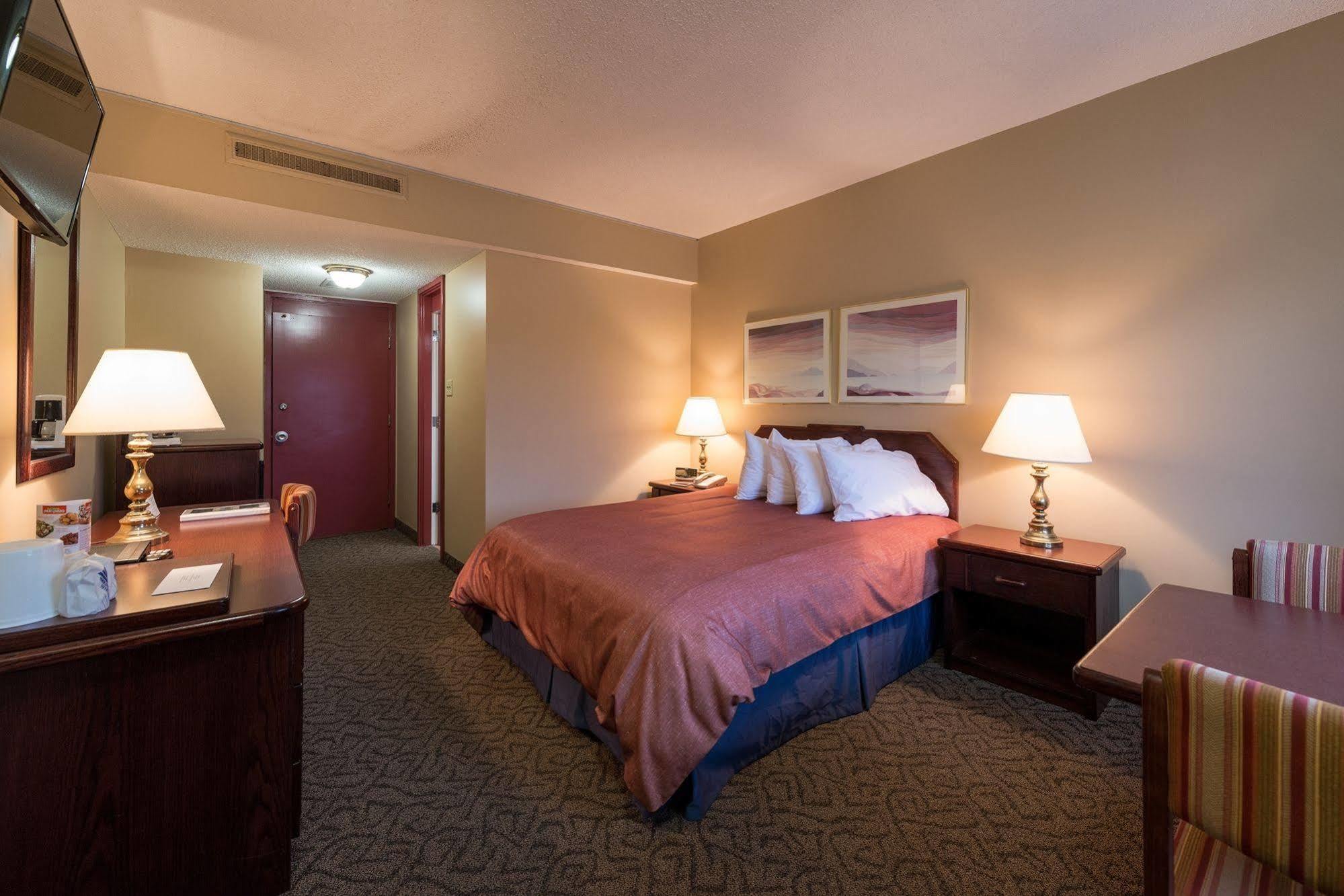 Motel Assiniboine Gordon On The Park 2*